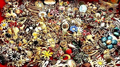 #ad Vintage Costume Jewelry Lots Brooches Signed Unsigned *All Wear*