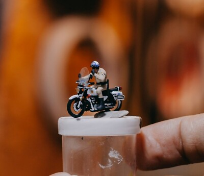 #ad Police Motorcycle Rider Biker #1 HO 1:87 miniature figure no preiser