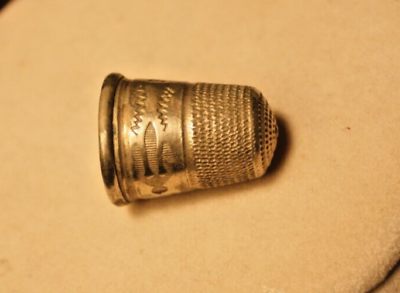 #ad c. 1920s ETCHED Sewing Thimble Metal